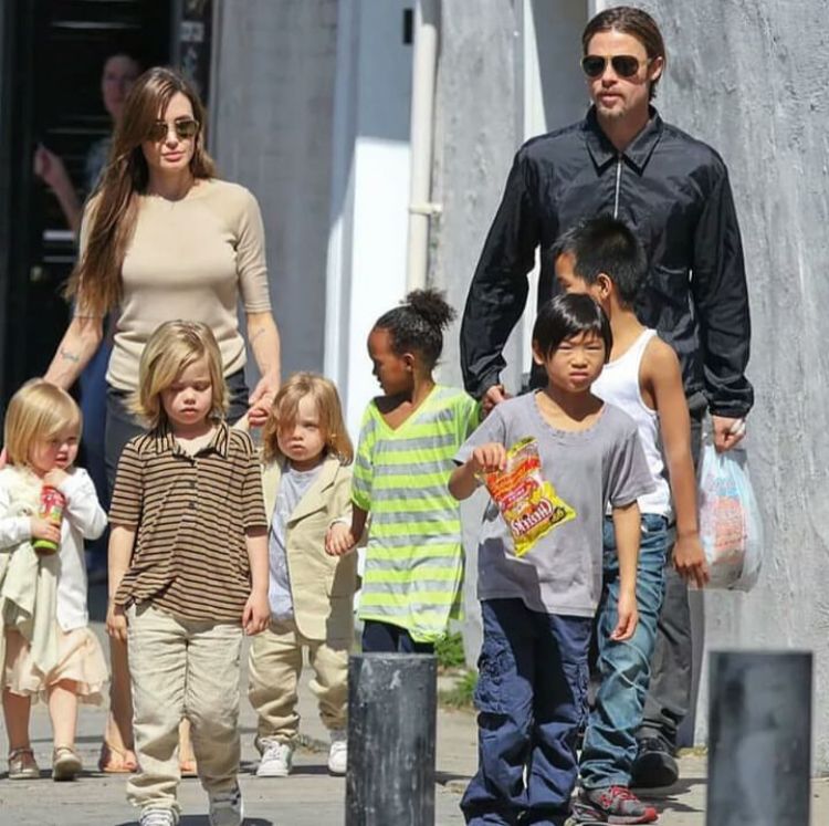 Brad Pitt e Angelina Jolie - Fora toda a confusão envolvendo o divórcio dos dois atores, eles adotaram três crianças enquanto estiveram juntos: uma do Vietnã, uma do Camboja e outra nascida na Etiópia.-Reprodução / Instagram