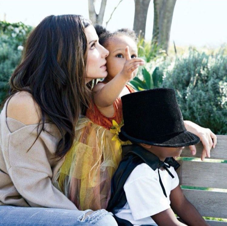 Sandra Bullock - Em uma entrevista a atriz disse que “você se torna uma mãe para sempre” a partir do momento que decide aceitar o amor dos filhos. Ela adotou dois: Laila e Louis.-Reprodução / Instagram