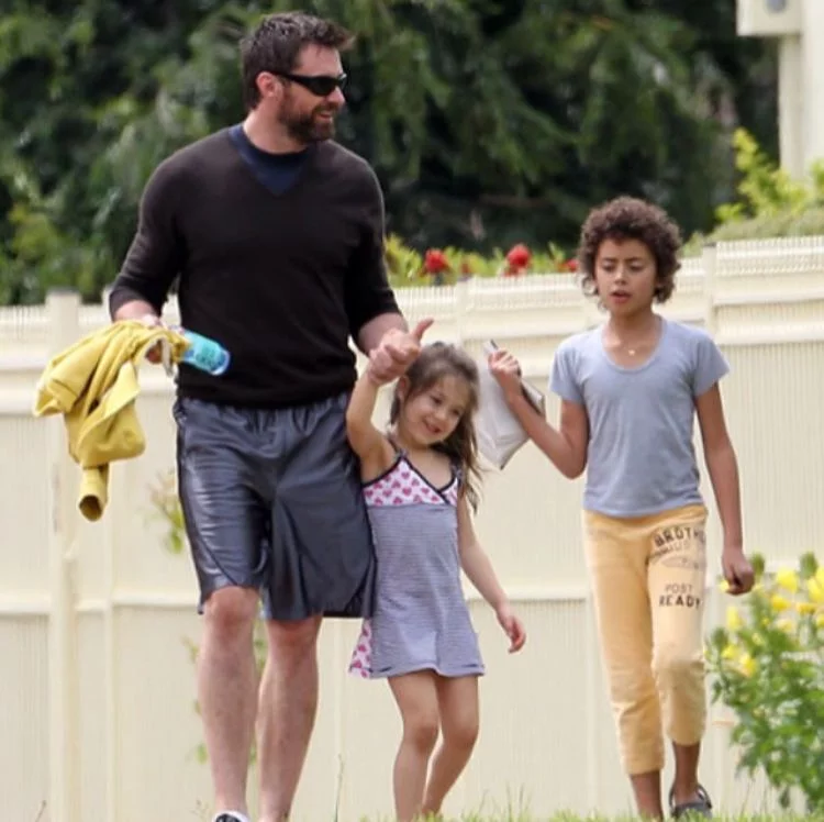 Hugh Jackman: Embora seja um tanto discreto quanto à vida pessoal, o eterno “Wolverine” foi um herói para duas crianças ao decidir adotá-las: Oscar e Ava.-Reprodução / Instagram
