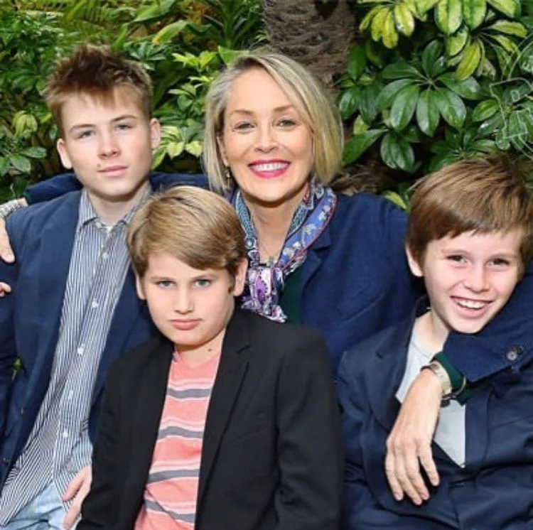 Sharon Stone - O primeiro filho, Roan, foi adotado enquanto ainda era casada com Phil Bronstein. Depois vieram Laird e Quinn, quando a atriz já estava solteira. As três crianças foram adotadas no primeiro dia de vida, uma exigência de Sharon.-Reprodução / Instagram