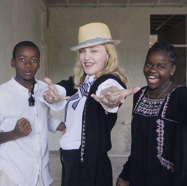 Madonna - Uma das divas do pop, a cantora já adotou quatro crianças: David, em 2006, Mercy, em 2009, e as gêmeas Esther e Stella, em 2017. A cantora já tinha dois filhos biológicos: Lourdes Maria e Rocco Ritchie.-Reprodução / Instagram