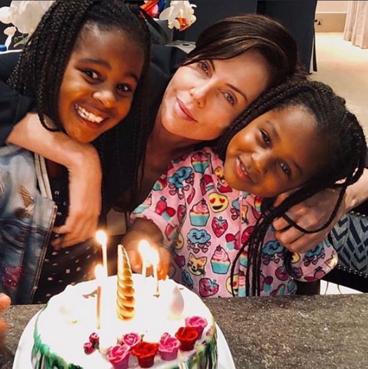Charlize Theron - A atriz de Hollywood adotou as suas duas filhas, Jackson e August. Inclusive, ela já declarou publicamente que adotar sempre foi sua primeira opção. -Reprodução / Instagram