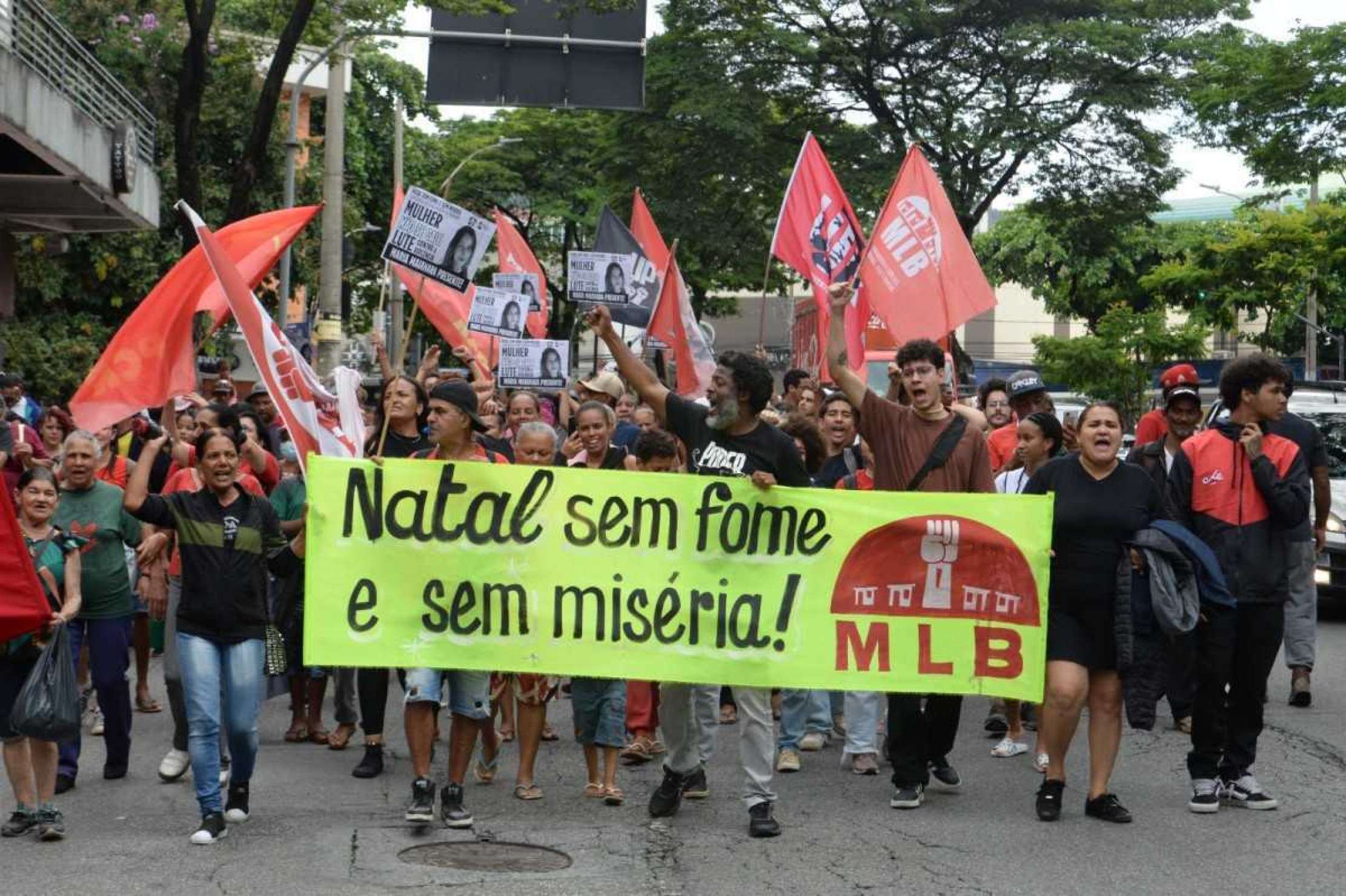 BH: manifestantes ocupam frente de supermercado na Savassi por cesta básica