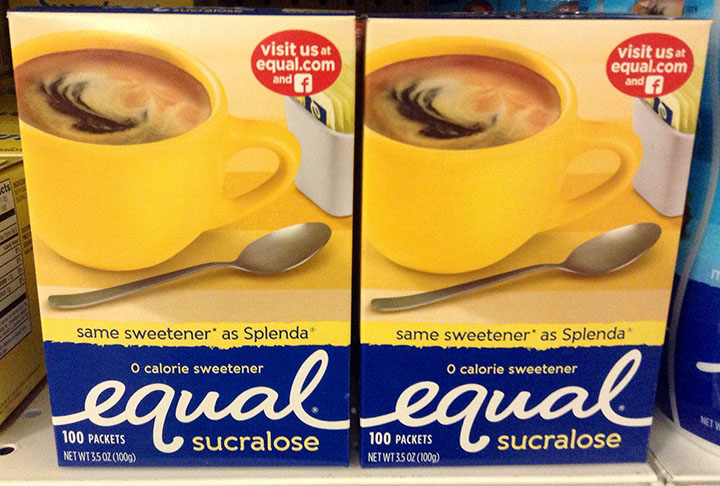 A sacarina e a sucralose também são opções bastante procuradas por quem quer ou precisa evitar o açúcar. Diferentes marcas disputam o mercado.