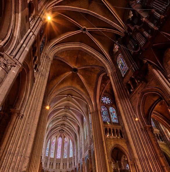 Também chamada de Notre Dame de Chartres, a catedral se tornou referência na arquitetura gótica da França. Os visitantes costumam dizer que sua paisagem é 