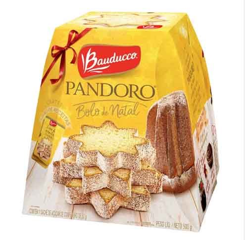 O bolo na verdade não tinha recheio algum, apenas um sachê com açúcar confeiteiro para jogar em cima do pandoro. Ao ler a embalagem, a marca Bauducco deu uma dica: 