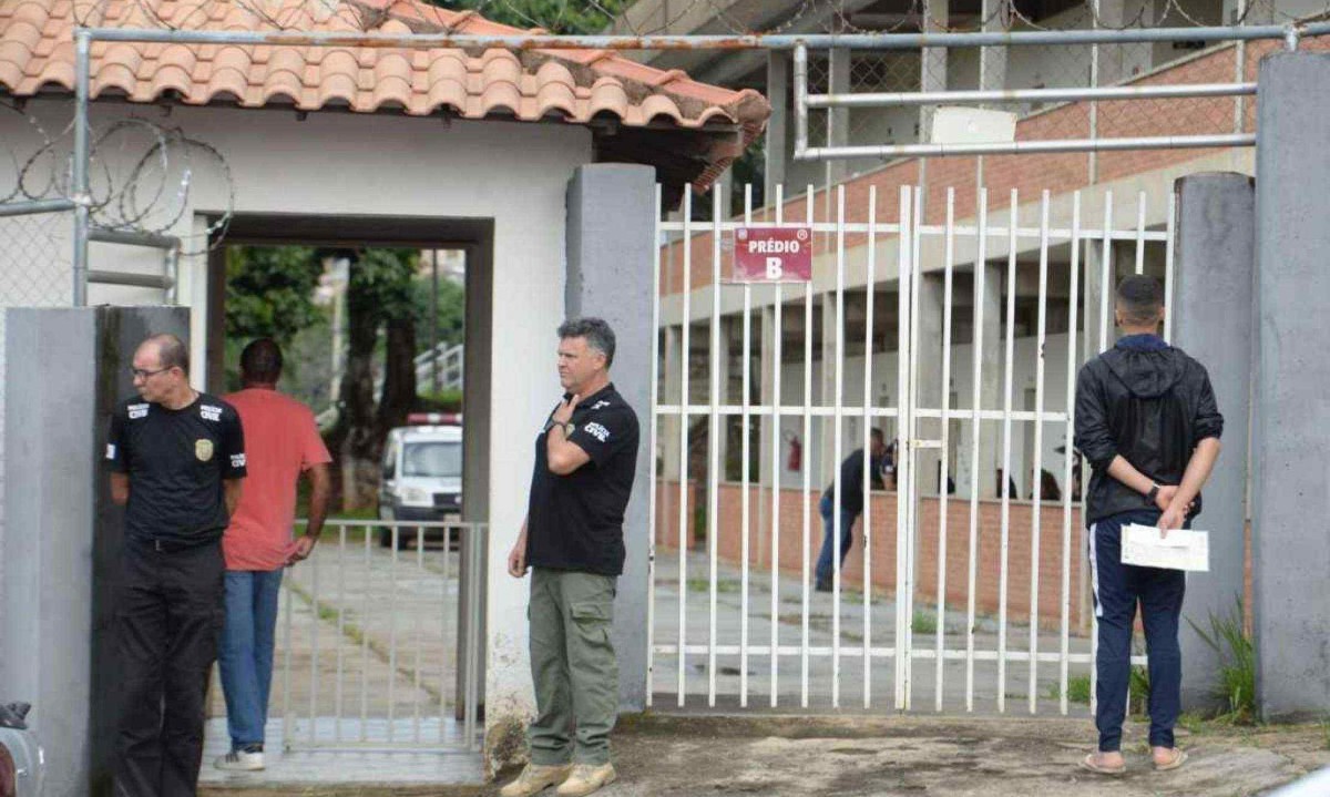 Entrada da Academia de Polícia Civil, próximo ao IML de BH. Local foi preparado para receber parentes das vítimas -  (crédito: Túlio Santos/Em/DA. Press)