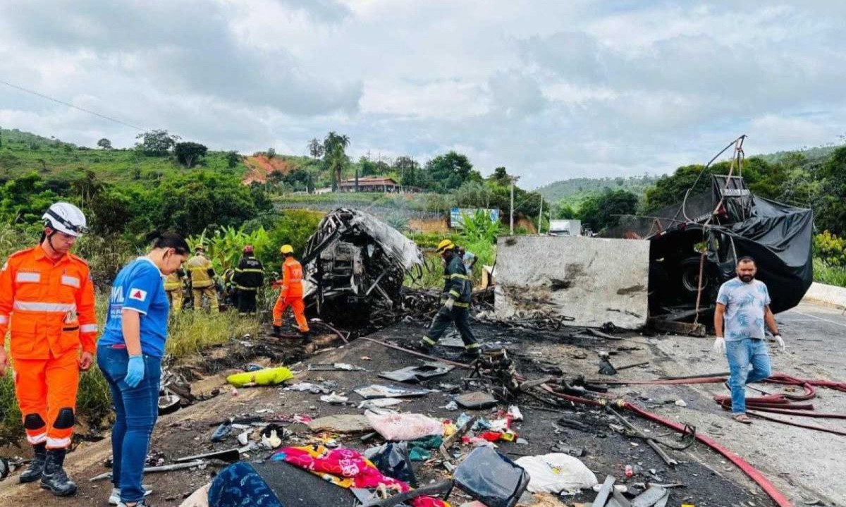 Destroços, roupas e objetos pessoais espalhados pela pista da BR-116, em Teófilo Otoni, onde ônibus, carreta e caminhão bateram, causando a morte de 41 pessoas -  (crédito: CBMMG)