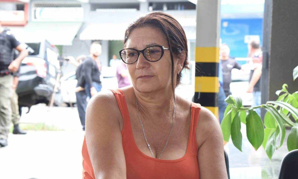 Exausta, Lucinalva Ribeiro Dias de 55 anos espera há 20 horas para reconhecer o corpo do irmão que vai ser velado na Bahia -  (crédito: Gladyston Rodrigues/EM/D.A.Press)