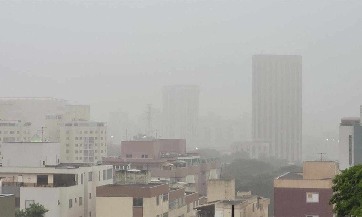 Chuva intensa na região Nordeste de BH, altura do Bairro Fernão Dias. Todas as regionais estão sob alerta geológico forte  -  (crédito: Gladyston Rodrigues/EM/D.A.Press)