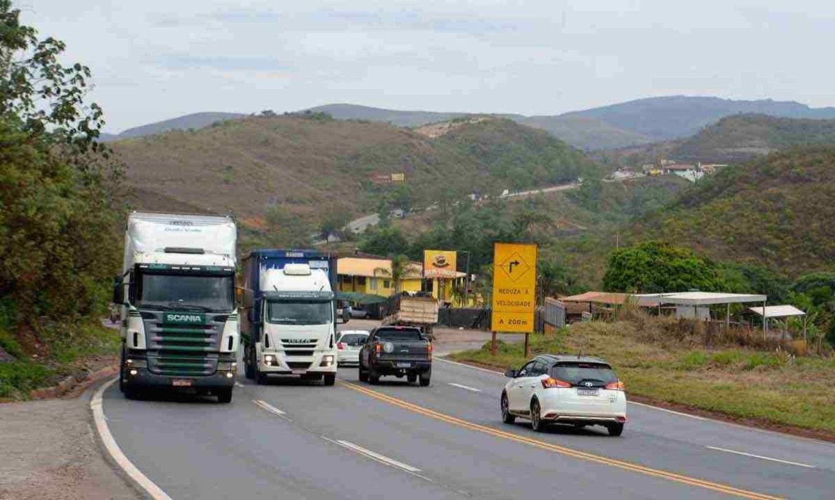 Tráfego pesado, trechos sem acostamento e pistas com pó de minério se somam à ameaça constante de chuvas no sentido rJ -  (crédito: Túlio Santos/EM/D.A Press)