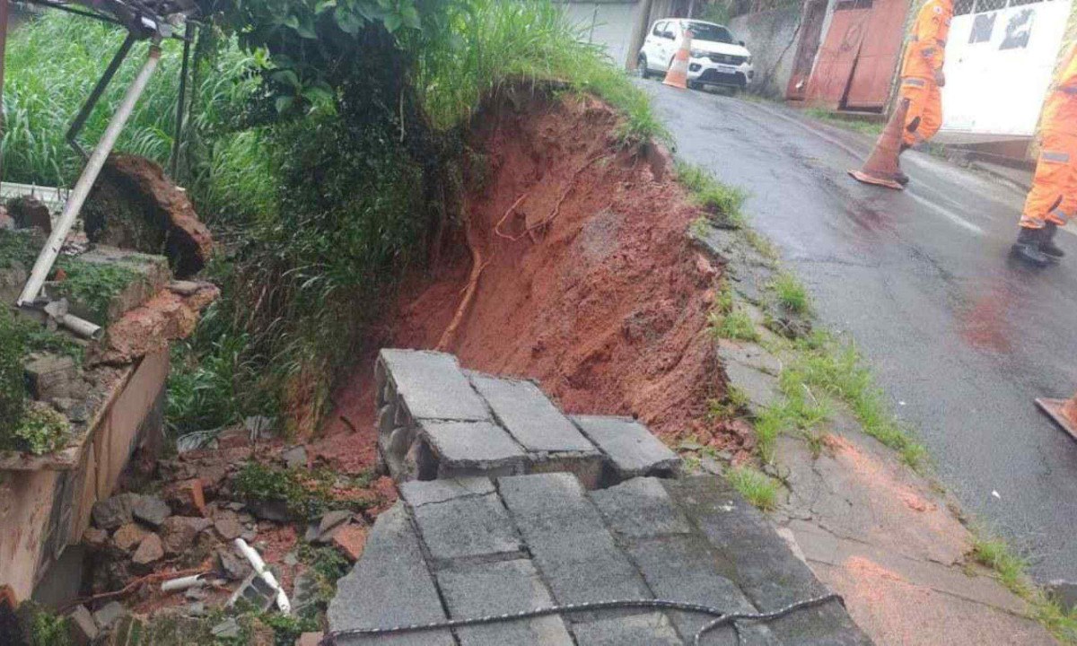 Talude deslizou e caiu sobre um muro e atingiu uma casa em Juiz de Fora -  (crédito: CBMMG/Divulgação)