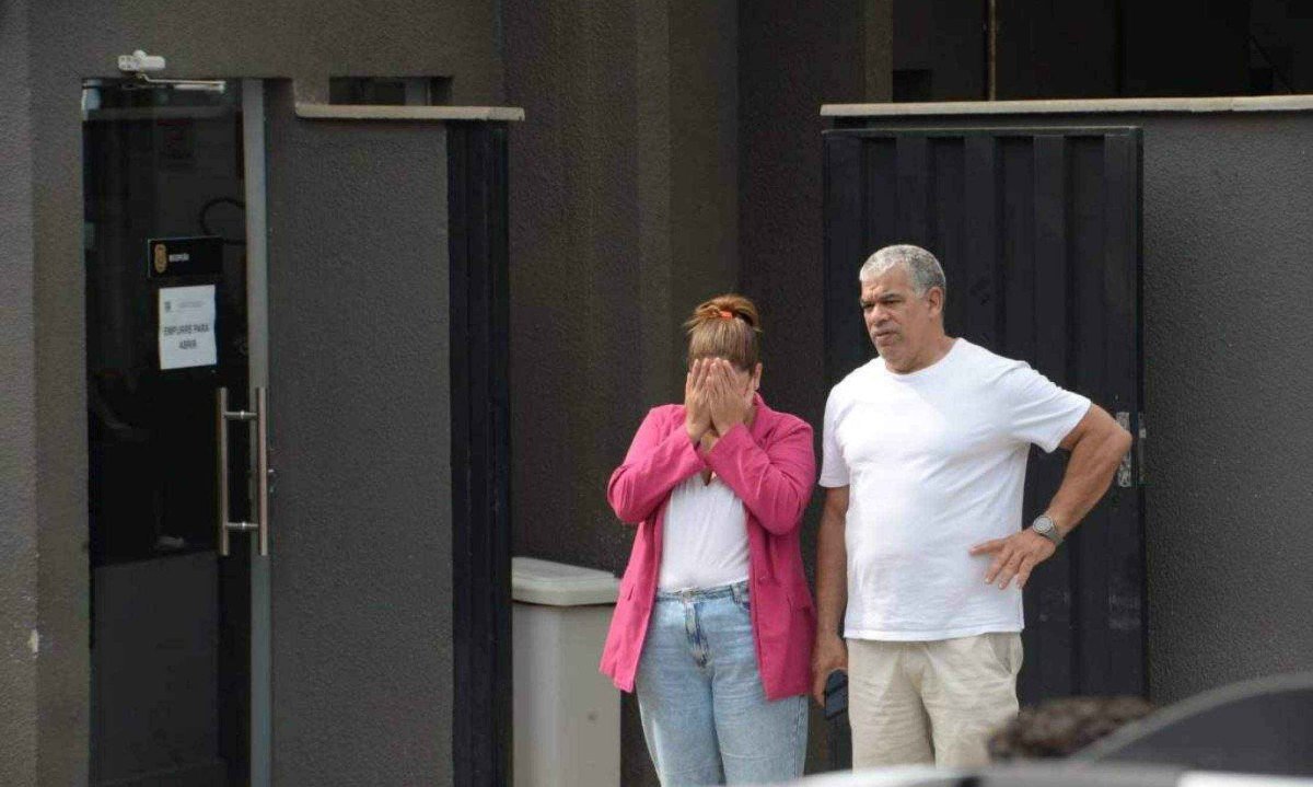 Cássia Regina Alves das Neves veio de São Paulo para Belo Horizonte reconhecer o corpo do pai da sua filha -  (crédito: Túlio Santos/EM/D.A Press)