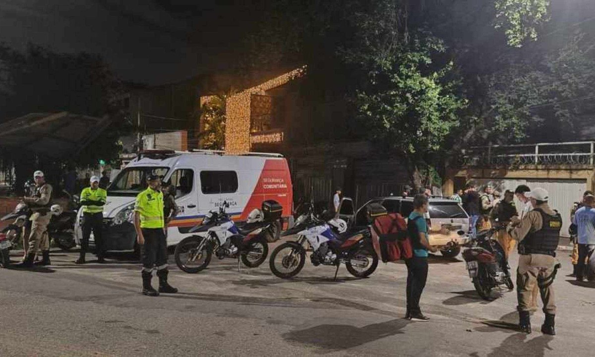 Policiais militares, em conjunto com agentes municipais de trânsito, estão fechando o cerco aos "rolezinhos" que vêm assolando alguns bairros de Governador Valadares -  (crédito:  PMMG/Divulgação)