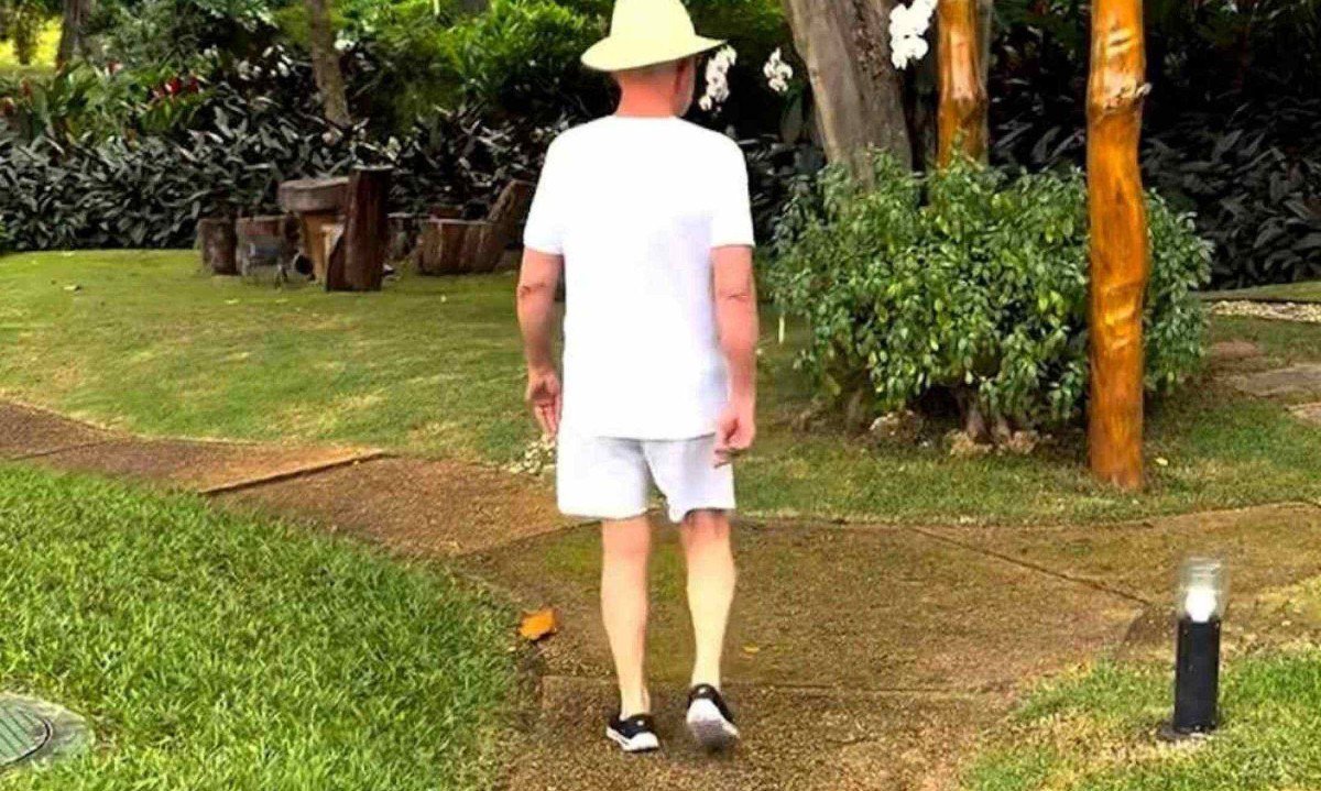 Presidente Luiz Inácio Lula da Silva, que está em recuperação após ser internado, caminha em Brasília -  (crédito: Reprodução/Instagram)