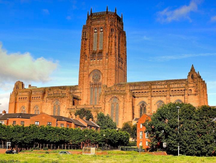 Catedral de Cristo: Fica em Liverpool, na Inglaterra . Fundada em 1904, foi inaugurada sete décadas mais tarde, em 1978. Construída em estilo neogótico, com arenito da região de Woolton, é chamada de Igreja-Catedral do Elevado Cristo.