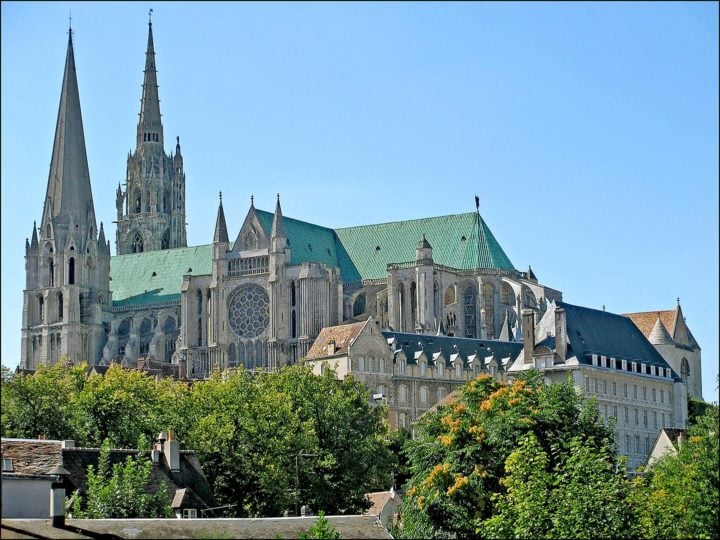 Catedral de Chartres: Fica na cidade de Chartres, na França. Começou a ser construída em 1145, mas sofreu um incêndio e precisou ser reconstruída, obra que começou em 1194.