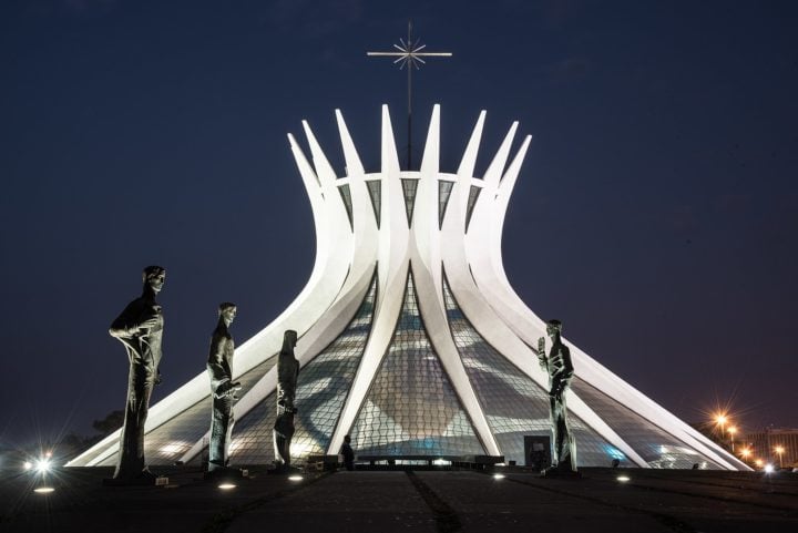 Catedral de Brasília: Representante do Brasil na lista, a Catedral de Brasília foi construída a partir de 1958 e inaugurada em 1970. 