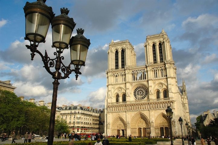 Catedral de Notre Dame: Um dos cartões postais de Paris, na França. Começou a ser construída em 1163, às margens do Rio Sena. A catedral se tornou um símbolo da ascensão da França desde a Idade Média e serviu de cenário para a obra 