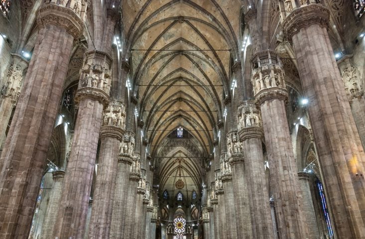 Com 157m de comprimento por 109m de largura, a Catedral de Milão tem um órgão com 15.800 tubos (um dos maiores do mundo). Seu estilo é 