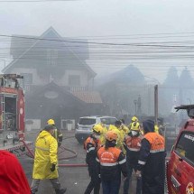 Avião cai em Gramado e atinge prédio, pousada e loja. Avião de pequeno porte havia saído do aeroporto de Canela e caiu minutos depois da decolagem -  (crédito: RS/Fotos Públicas)