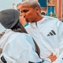 Deyverson na França com a mulher Karina. Férias inesquecíveis para o atacante atleticano -  (crédito: Foto: Reprodução Instagram)