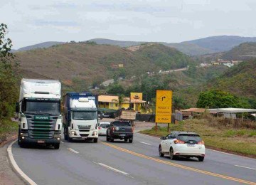 Tráfego pesado, trechos sem acostamento e pistas com pó de minério se somam à ameaça constante de chuvas no sentido rJ -  (crédito: Túlio Santos/EM/D.A Press)