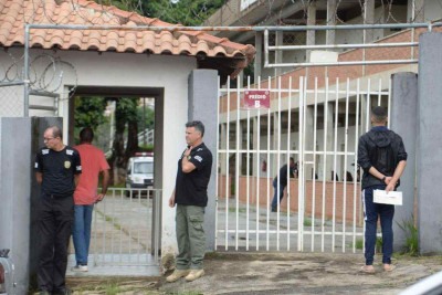 Entrada da Academia de Polícia Civil, próximo ao IML de BH. Local foi preparado para receber parentes das vítimas -  (crédito: Túlio Santos/Em/DA. Press)