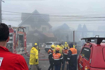 Avião cai em Gramado e atinge prédio, pousada e loja. Avião de pequeno porte havia saído do aeroporto de Canela e caiu minutos depois da decolagem -  (crédito: RS/Fotos Públicas)