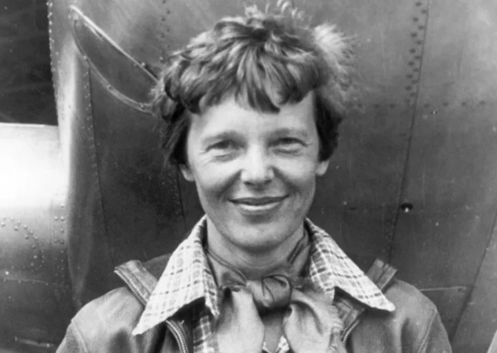 Um mistério que já dura 87 anos continua no ar:  o desaparecimento da aviadora Amelia Earhart. Recentemente, o explorador Tony Romeo anunciou que havia localizado uma mancha no oceano que parecia a aeronave da aviadora.  -  (crédito: reprodução tv globo)