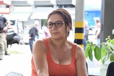 Exausta, Lucinalva Ribeiro Dias de 55 anos espera há 20 horas para reconhecer o corpo do irmão que vai ser velado na Bahia -  (crédito: Gladyston Rodrigues/EM/D.A.Press)