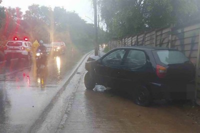 Fiat Pálio onde motorista foi encontrada morta, às margens da LMG-808, em Contagem -  (crédito: Sala de Imprensa/CBMMG)