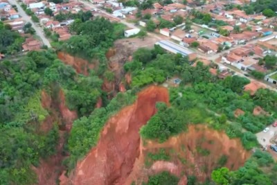 Uma cidade maranhense corre o risco de sumir completamente por causa das  voçorocas, enormes crateras que vêm se alastrando pela cidade.  -  (crédito: Reprodução de vídeo Marinho Drones)