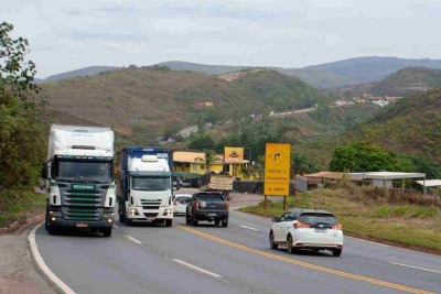 Tráfego pesado, trechos sem acostamento e pistas com pó de minério se somam à ameaça constante de chuvas no sentido rJ -  (crédito: Túlio Santos/EM/D.A Press)