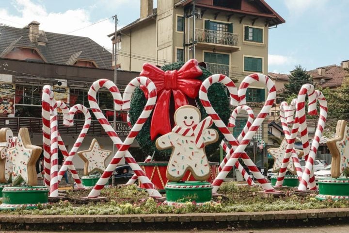 As apresentações ocorrem às 20h às quartas, sextas e domingos, com sessões extras em 24 e 31 de dezembro. Os ingressos para a noite de Natal já estão esgotados.