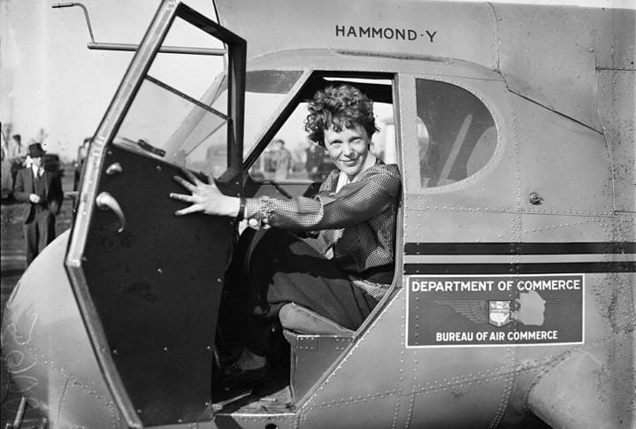 Segundo o grupo, Amelia Earhart e Fred Noonan conseguiram sobreviver a um pouso difícil em um recife no Oceano Pacífico, mas acabaram morrendo como náufragos porque não conseguiram chamar ajuda pelo rádio.  