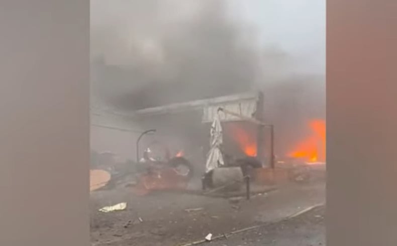 O avião tinha saído de Canela e caiu minutos depois da decolagem, já em Gramado, às 9h15 deste domingo 22/12. A maior parte das vítimas precisou de socorro por causa de inalação de fumaça. O avião também atingiu um prédio e uma loja. Segundo o governo, a estimativa é de que havia 10 pessoas no bimotor, que ia para Jundiaí com mau tempo (chuva). 