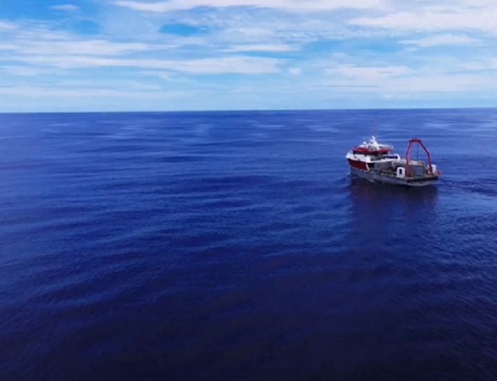 Com uma tecnologia que mapeia o fundo do oceano por meio de ondas sonoras para medir a distância até a superfície, eles tentam resolver o mistério de Earhart.