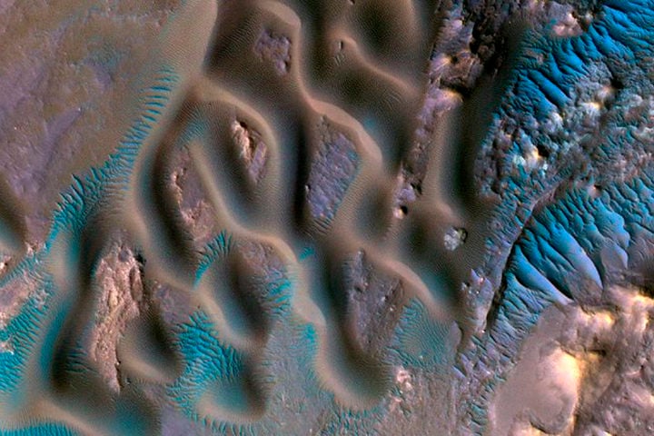 Em junho de 2023, uma sonda da NASA fez uma impressionante imagem em 3D das dunas de Marte. Elas ficam numa região chamada Cratera Gamboa, que tem 1 km de extensão e é coberta por cristas sinuosas, separadas por até 10 m de distância.