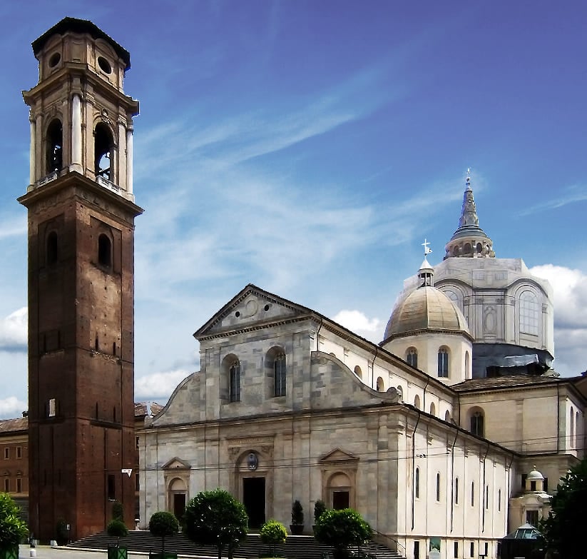 Catedral de Turim: Situada no norte da Itália, a igreja dedicada a São João Batista, foi construída entre 1491 e 1498 no local do antigo teatro romano. É famosa mundialmente por guardar o Santo Sudário, cuja capela foi adicionada à estrutura em 1668-1694.  