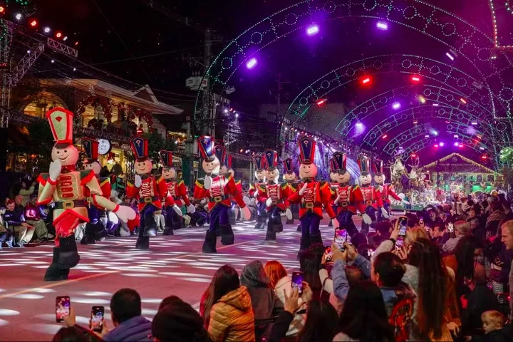 Agora na Avenida das Hortênsias, entre a Rua Garibaldi e a Avenida Borges de Medeiros, o desfile apresenta carros alegóricos e personagens natalinos em um espetáculo de uma hora com luz, cor e música.