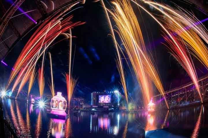 O espetáculo acontece em um palco flutuante no Lago do Serra Park, com apresentações musicais de cantores populares e líricos e um show pirotécnico emocionante. As sessões regulares ocorrem das 20h às 21h, às quintas e sábados, com extras em 23 e 30 de dezembro.