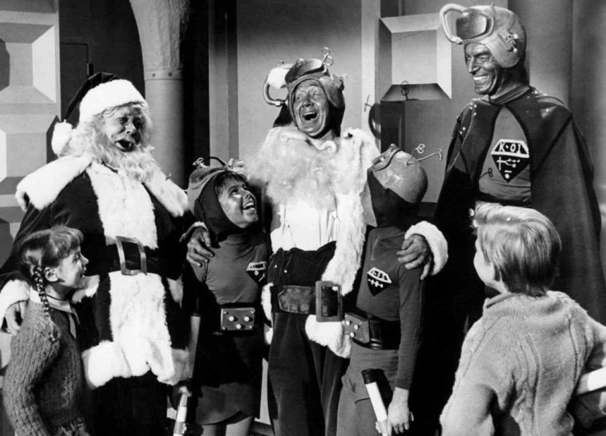 Papai Noel confraterniza com alienígenas em cena do filme Papai Noel conquista os marcianos