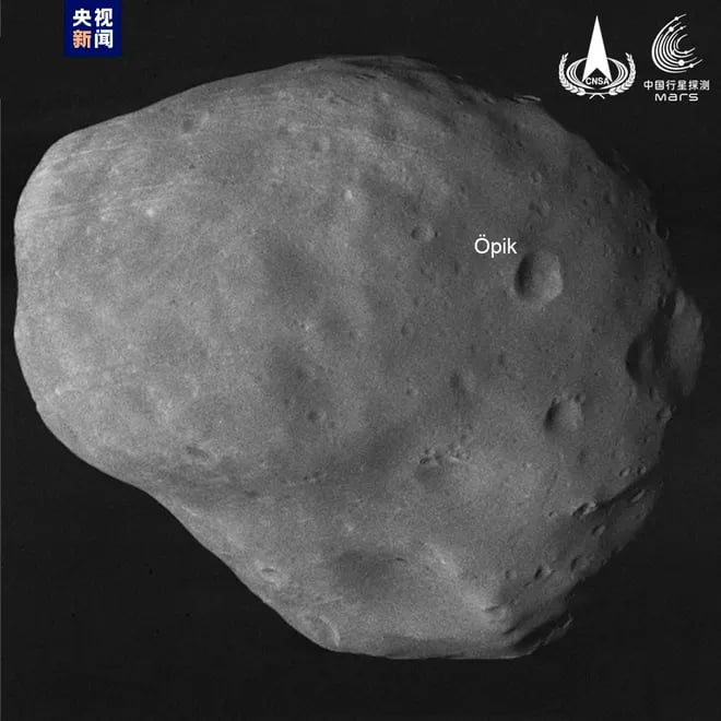 No mesmo dia, a espaçonave chinesa Tianwen-1 fez uma imagem detalhada de Phobos, uma das duas luas de Marte. Dá pra ver a cratera Opik, de 2 km de diâmetro, batizada em homenagem ao astrônomo estoniano Ernst Opik.