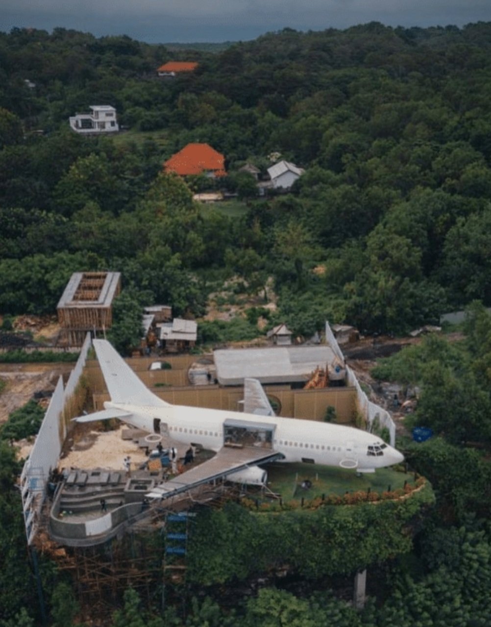 A área verde ao redor do avião é bastante ampla e dos aposentos é possível avistar apenas poucas construções espalhadas pela região