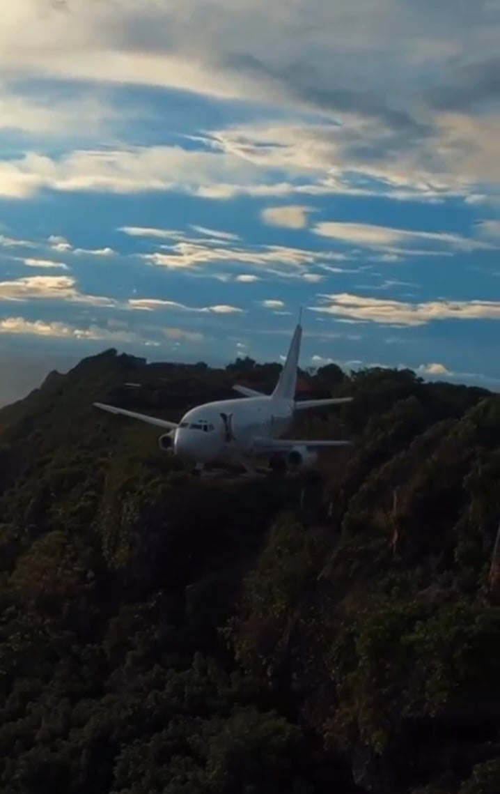 O avião está localizado à beira de um elevado penhasco próximo à praia de Nyang-Nyang, na ilha de Bali.