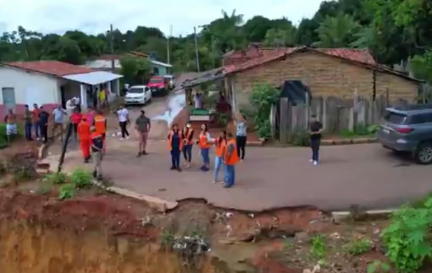 Parte da Vila Santos Dumont despareceu completamente e as casas que ainda não desabaram estão próximas aos barrancos e foram abandonadas