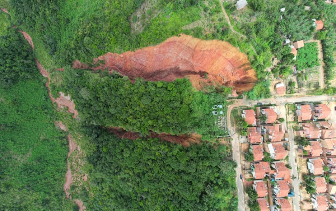 Resta  saber se a cidade ainda tem salvação ou se, de fato, vai desaparecer do mapa, afundada pelos deslizamentos de terra.