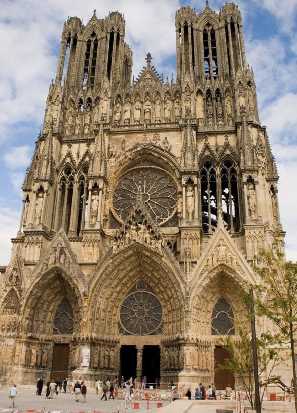 Catedral de Reims: Fica na cidade de Reims, na França. Foi construída em 1211, mas foi inaugurada somente em 1275. Junto com a de Notre Dame de Paris, a igreja forma a dupla de catedrais góticas mais importantes da França.