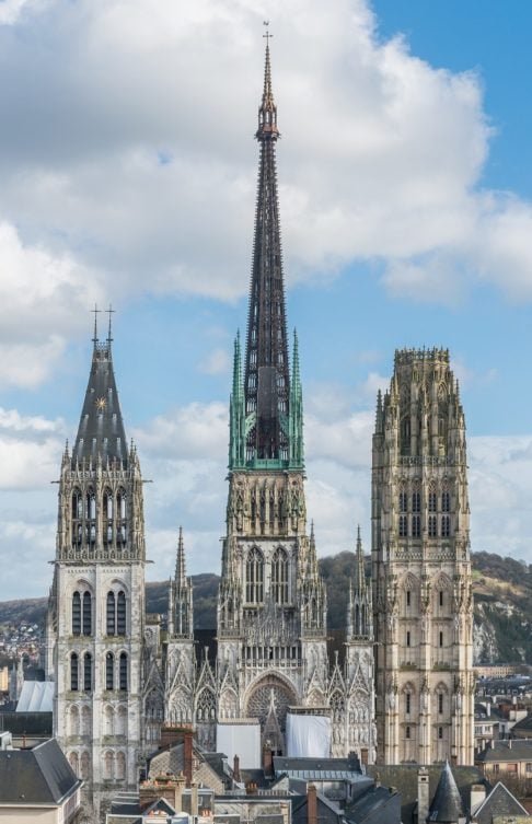 Catedral de Rouen: Fica na cidade de Rouen, na França. Construída em 1145, mas inaugurada somente em 1876. Sua torre com 150m de altura pode ser vista de diversos pontos da cidade. Sua beleza inspirou cerca de 30 telas pintadas por Monet.